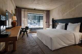 Отель Rooms Hotel Kokhta Бакуриани Стандартный номер с кроватью размера «king-size» и видом на лес-1