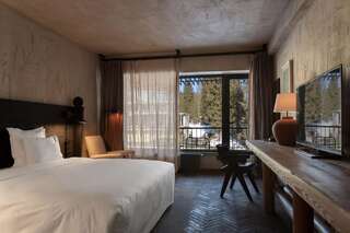 Отель Rooms Hotel Kokhta Бакуриани Стандартный номер с кроватью размера «king-size» и видом на улицу-1